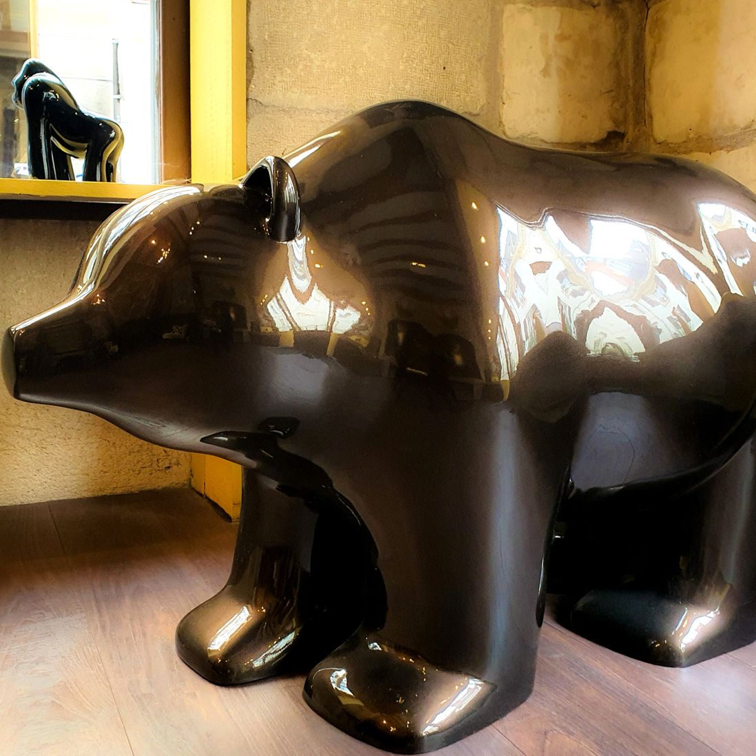 L'ours, résine laquée