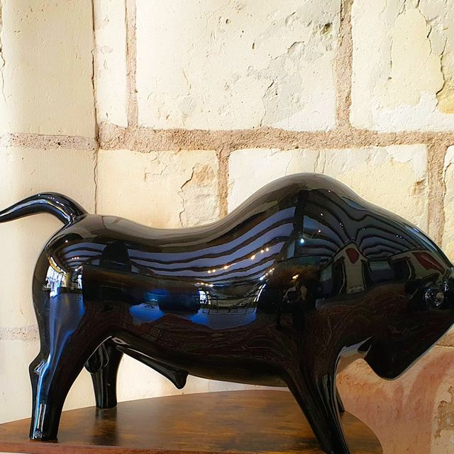 Taureau. Bronze laque miroir. (80x24x35)
